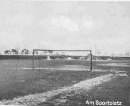 Eine der ersten Aufnahmen des Sportplatzes.